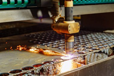 Fabrika sürecinde sac kesme. Üretim Cnc Lazer kesim sac fabrikasında parlak ışıltı ile. Yakın çekim