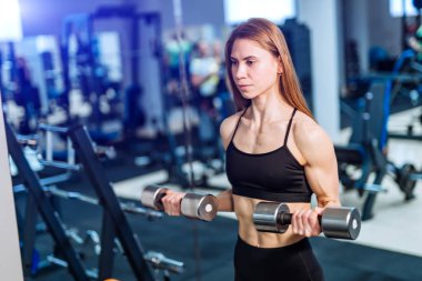 Sportif kadın ile spor salonu zemin üzerinde ileriye halter kaldırma egzersizleri yapıyor. Kaslı erkek spor giyim çalışma dışarı giyen fotoğraf. Güç ve motivasyon