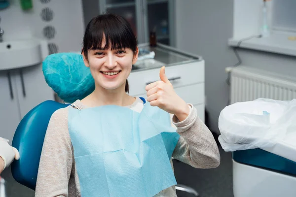 Eine Patientin Die Freudig Auf Eine Behandlung Einem Zahnarztstudio Wartet — Stockfoto