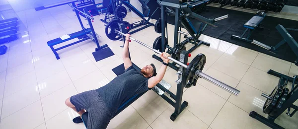 Muskelkräftiges Männertraining Mit Langhantel Fitnessstudio Schöner Körper Fitnesskonzept — Stockfoto