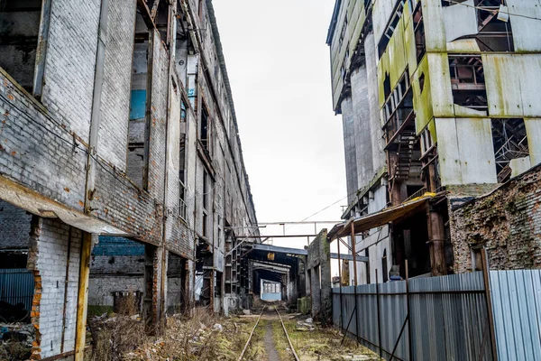 Velha Ruína Fábrica Janelas Partidas Construção Industrial Para Demolição — Fotografia de Stock