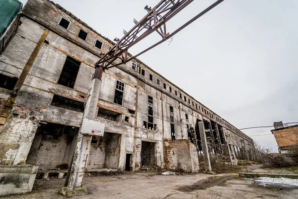 Zerstörte Verlassene Fabrik Nach Dem Krieg Glasscherben Zerstörung Beängstigende Industrielle — Stockfoto