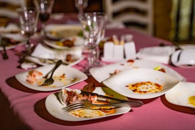 Artık yemek yiyecek ve Restoran masada kirli bulaşık.