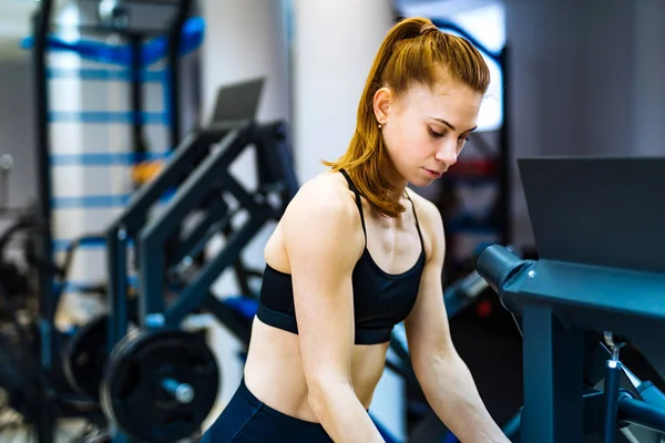 Sexy junge Fitness-Frau bereitet sich darauf vor, einige schwere Gewichte zu heben — Stockfoto