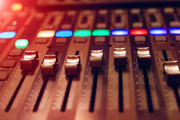 Панель управления студийного миксера. Звук
