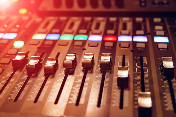 профессиональная концертная микшерная консоль оснащена высокоточными и длинноходовыми фэйдерами. Крупный план
