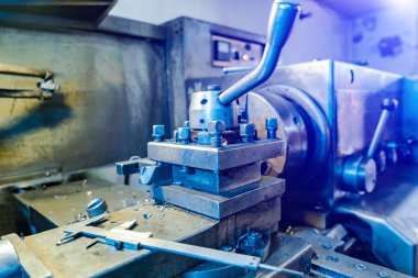 CNC Torna Makinesi atölye mavi arka plan ile. Merhaba hassasiyetli Cnc işleme kavramı. Disk fren rotor fren Torna makinesinde yüzeye