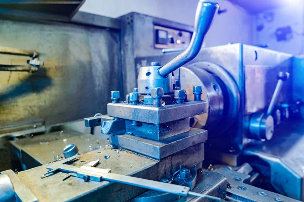 Máquina de torno CNC en taller con fondo azul. Concepto de mecanizado CNC de alta precisión. Rotor de freno de disco de superficie en la máquina de torno de freno — Foto de Stock