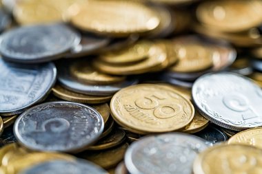 Metal paralar, seçici odak. Ukraynalı para, çok para - hryvnia ve penny, arka plan