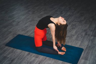 Yoga ve jimnastik yapan genç ve güzel bir kadın. Sağlık konsepti. Tek sporlu dersler.