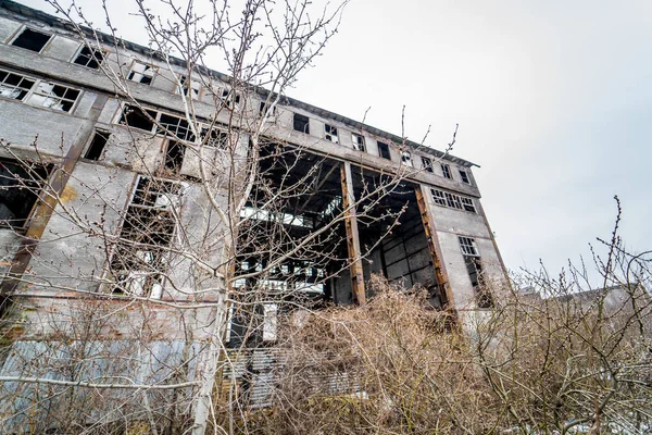 Заброшенное промышленное здание. Руины старой фабрики . — стоковое фото