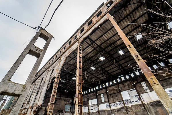 Edificio abandonado con escombros en la ciudad después de la guerra. Casa rota en ruina demoliendo el sitio después de la destrucción. Primer plano — Foto de Stock