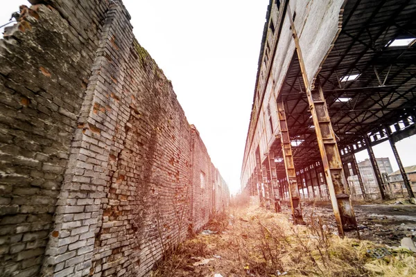 Altes Industriegebäude zum Abriss freigegeben. Fabrikruinen. — Stockfoto