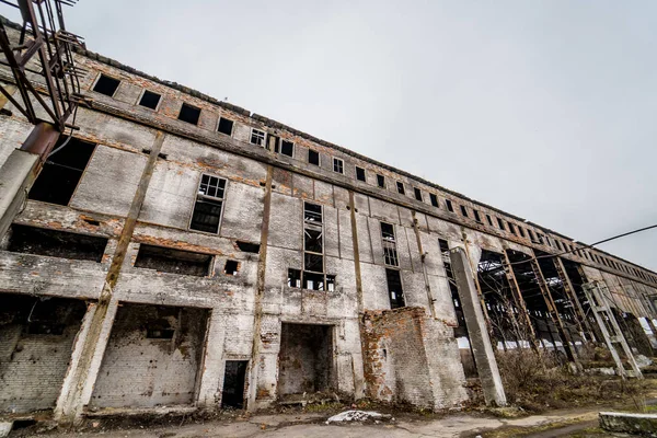 Vecchia fabbrica in rovina e finestre rotte. Edificio industriale per demolizione . — Foto Stock