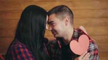 aşk çift kucaklayan ve Sevgililer günü elinde iki el yapımı kalpleri ile birbirleri ile flört
