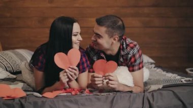 aşk çift sevgililer günü yatak odasında el yapımı kalpleri kisvesi altında öpüyor