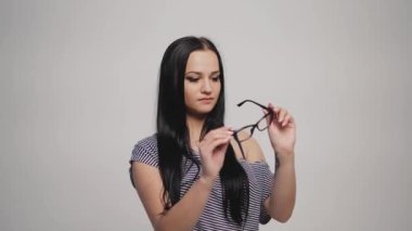 çizgili elbise esmer gri bir arka planda gözlük koyarak