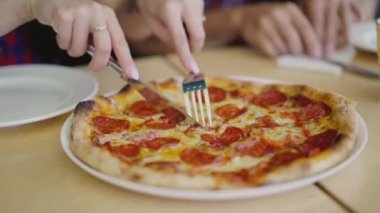 kadın elleri sosis ve peynir ile sıcak pizza kesme ve sevgilim bir tabak bir dilim koyarak