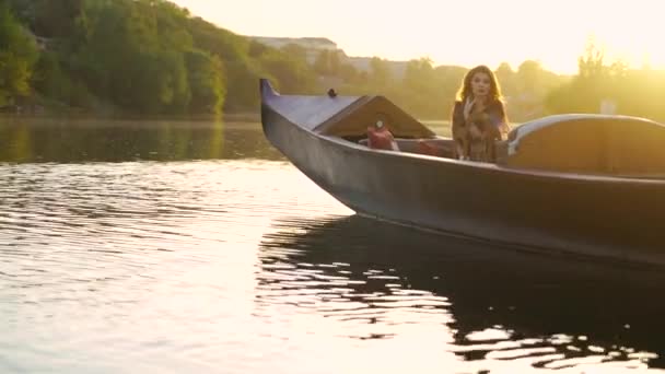 Krásná Žena Šatech Sedí Pózuje Gondoly Benátkách — Stock video
