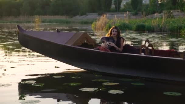 穿着礼服的美女漂浮在平底船上 在河上戴上狂欢节面具 — 图库视频影像