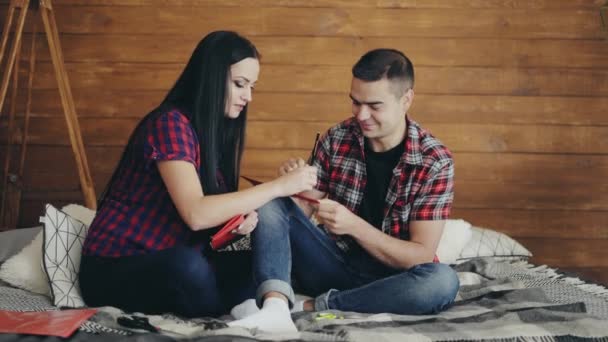 Een Liefdevolle Paar Zitten Een Bed Carving Harten Met Een — Stockvideo