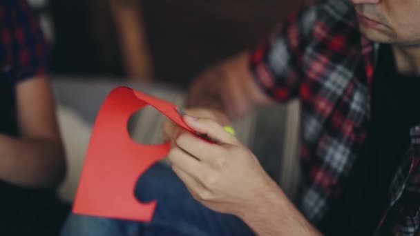 Homem Está Cortando Coração Papel Colorido Por Tesoura Dia Dos — Vídeo de Stock