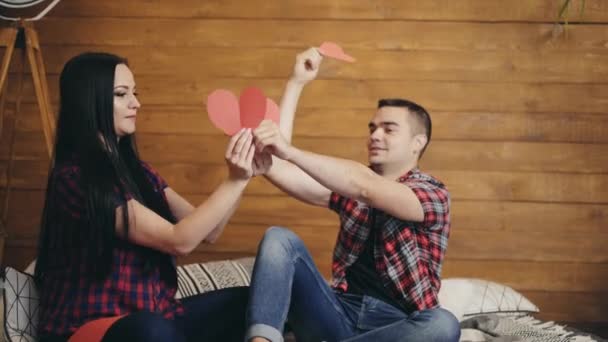 Homem Apaixonado Mulher Estão Brincando Com Corações Cortados Cor Vermelha — Vídeo de Stock