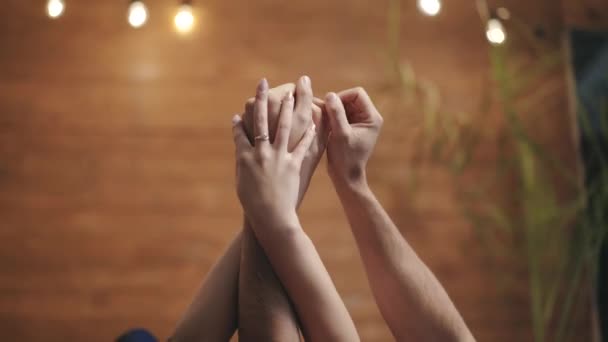 Mãos Engraçado Apaixonado Estão Entrelaçando Tocando Uns Aos Outros Sala — Vídeo de Stock