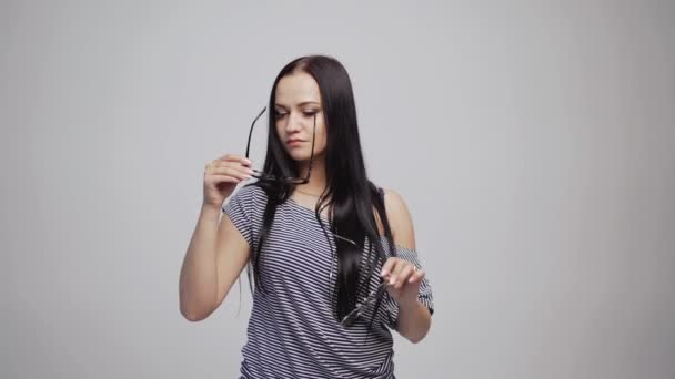 Bir Çizgili Elbise Kadın Iki Gözlük Arasında Seçim Stüdyoda Biri — Stok video