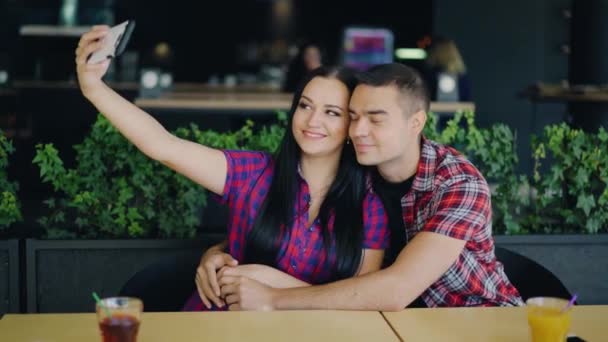 Закохана Пара Робить Фотографію Ресторані Тлі Напоїв Selfie — стокове відео