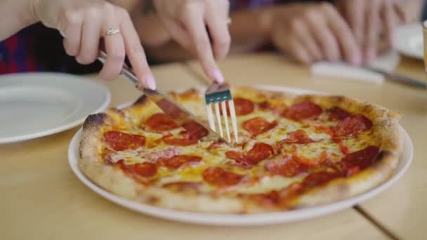 Mãos Mulher Estão Cortando Pizza Quente Com Salsichas Queijo Colocando — Vídeo de Stock