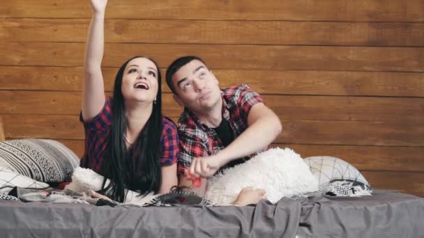 Ζευγάρι Ερωτευμένων Καθώς Κοιτάζονται Ξαπλωμένη Στο Κρεβάτι Και Ρίχνουν Επάνω — Αρχείο Βίντεο