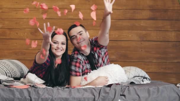 Pareja Romántica Están Acostados Cama Lanzando Corazones Papel Rojo Con — Vídeo de stock