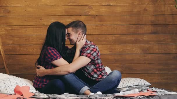 在情人节那天 穿着格子衬衫的幸福年轻夫妇在卧室里拥抱 — 图库视频影像