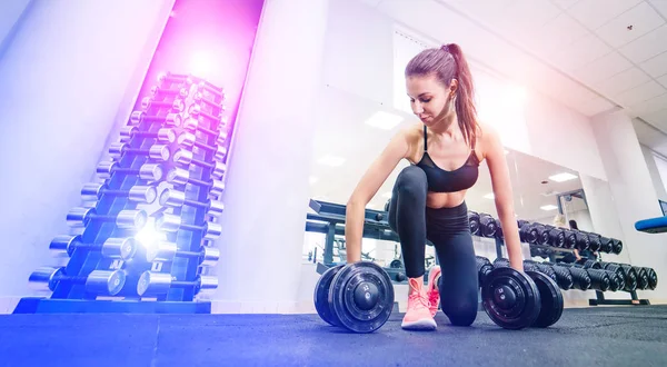 Fitness girl ayant une formation de poids dans la salle de gym. Sport, fitness et mode de vie sain concept . — Photo