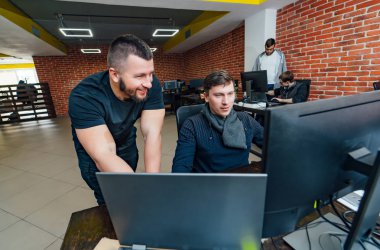 Yazılım mühendisleri şirkette proje ve programlama üzerinde çalışıyorlar.