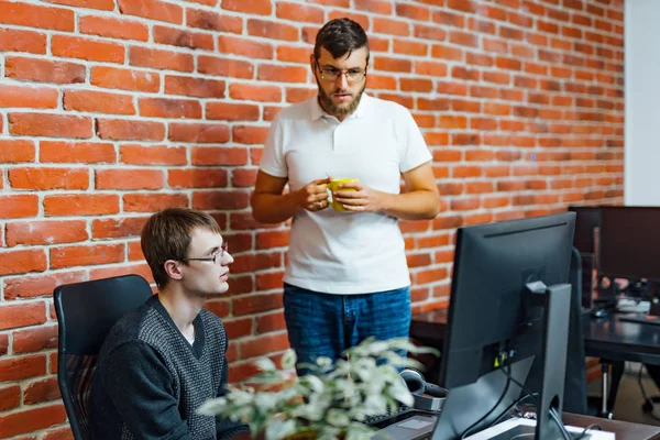 Programvaruingenjörer som arbetar med projekt och programmering i företag — Stockfoto