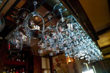 Bir bar arka plan üzerinde asılı kristal boş şarap bardakları sayaç. Barmen tarafından hazırlanan ve bir restoran barda üzerinde asılı temiz şarap bardakları.