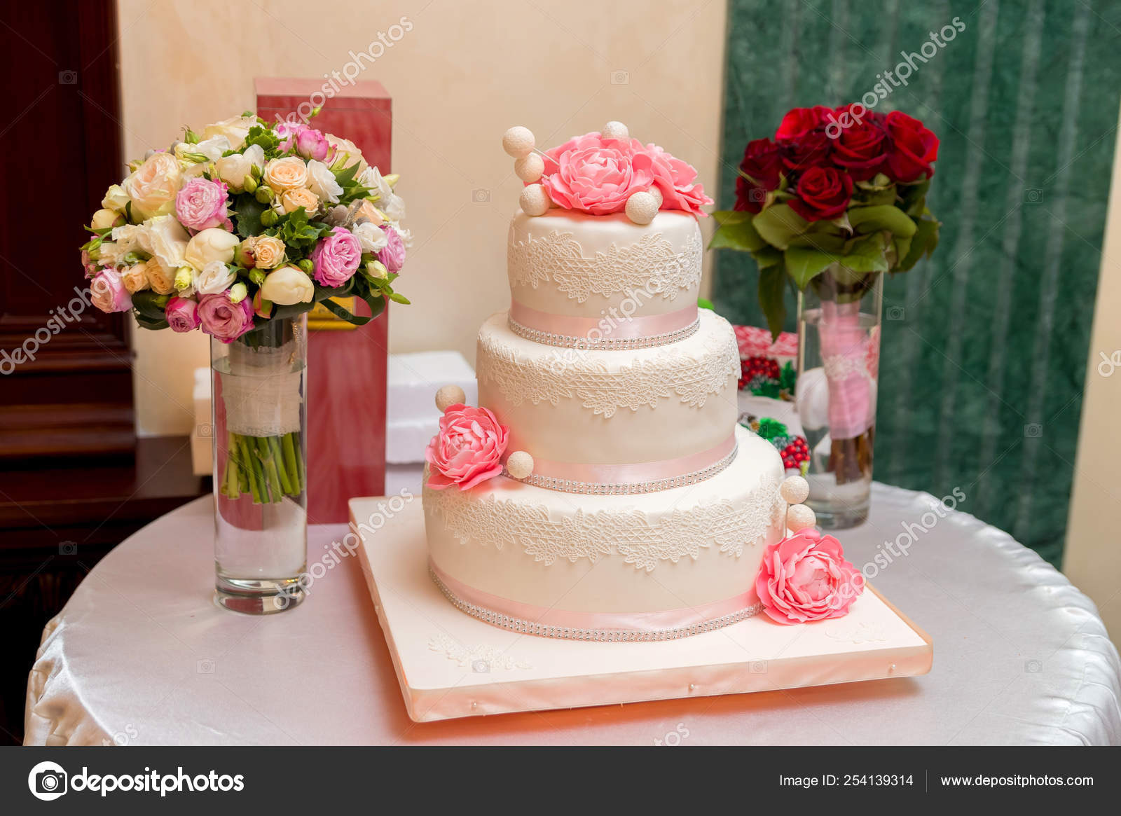 Pastel de boda en la mesa. Postre para invitados . — Foto de stock  #254139314 © wedmov, image size:1600x1165