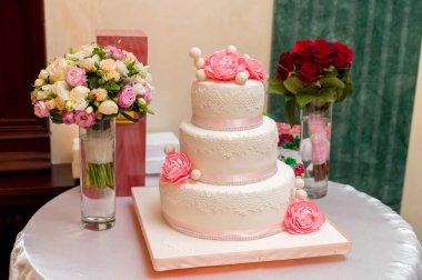 Düğün pastası masanın üzerinde. Tatlı Konuklar için.