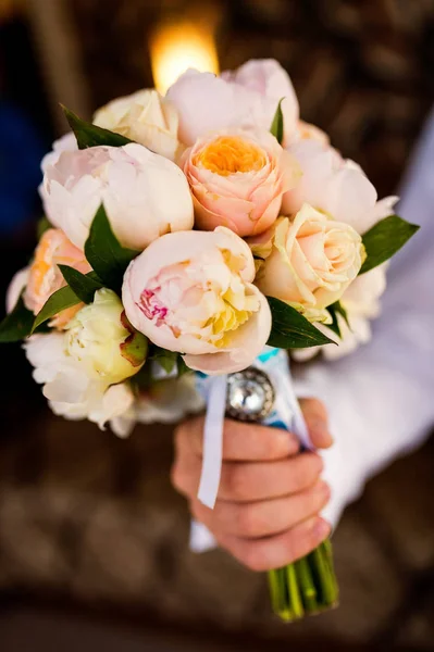 Szép virágok finom illata. Esküvői virágok. Menyasszonyi csokor férfi kezében — Stock Fotó