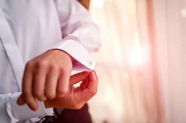 Hombre de negocios viste camisa blanca, manos masculinas cerca, novio preparándose en la mañana antes de la ceremonia de boda —  Fotos de Stock
