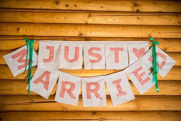 L'inscription "vient de se marier" sur le fond en bois. Détails de mariage . — Photo