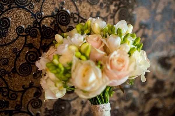 Wedding bridal bouquet of roses. Beautiful bunch of creamy flowers and green buds tightly bound together. Close-up — Stock Photo, Image