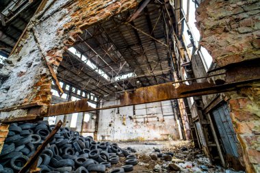 Damperli bahçede kullanılmış lastikler