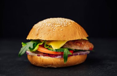 ahşap üzerine hizmet taze hamburger