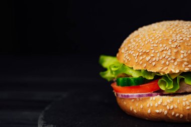 Copyspace ile taze sulu pişmiş burger