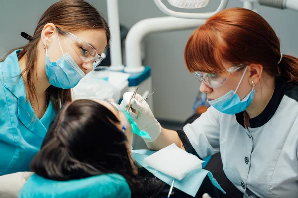 Dentista con asistente de trabajo en clínica dental —  Fotos de Stock