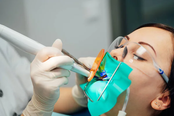 Zahnarzt operiert Patientin — Stockfoto