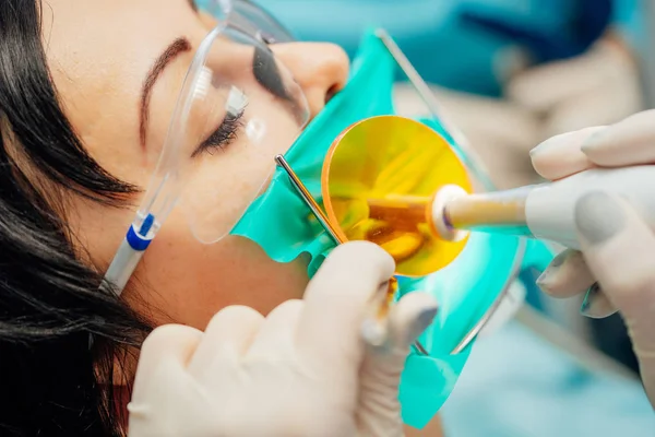 歯科医での治療中の女性 — ストック写真